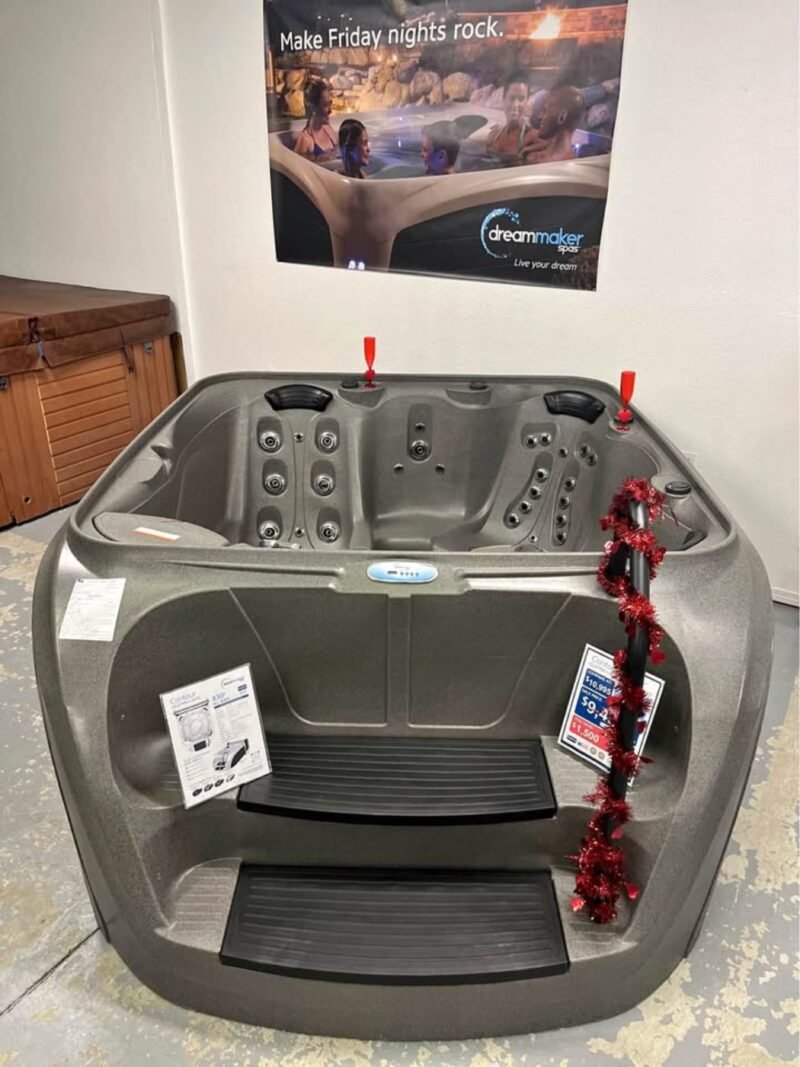 Near-New 2025 Dream Spas Hot Tub 4-5 Person, Farmington