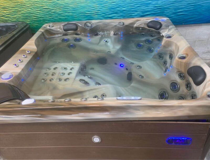 Hot Tub: (3-4 Person)