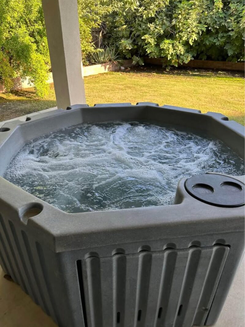 Hot Tub: (3-4 Person)
