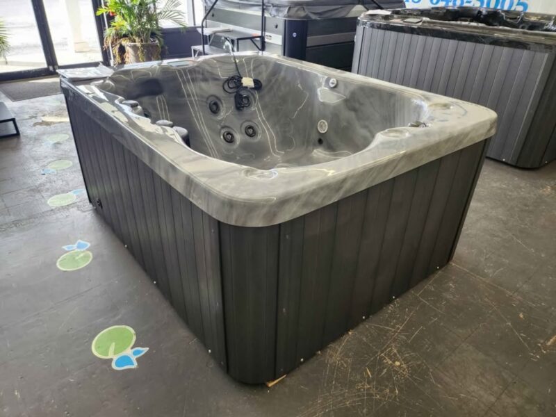 Near-New 2025 4-5 Person Hot Tub, Hyde Park