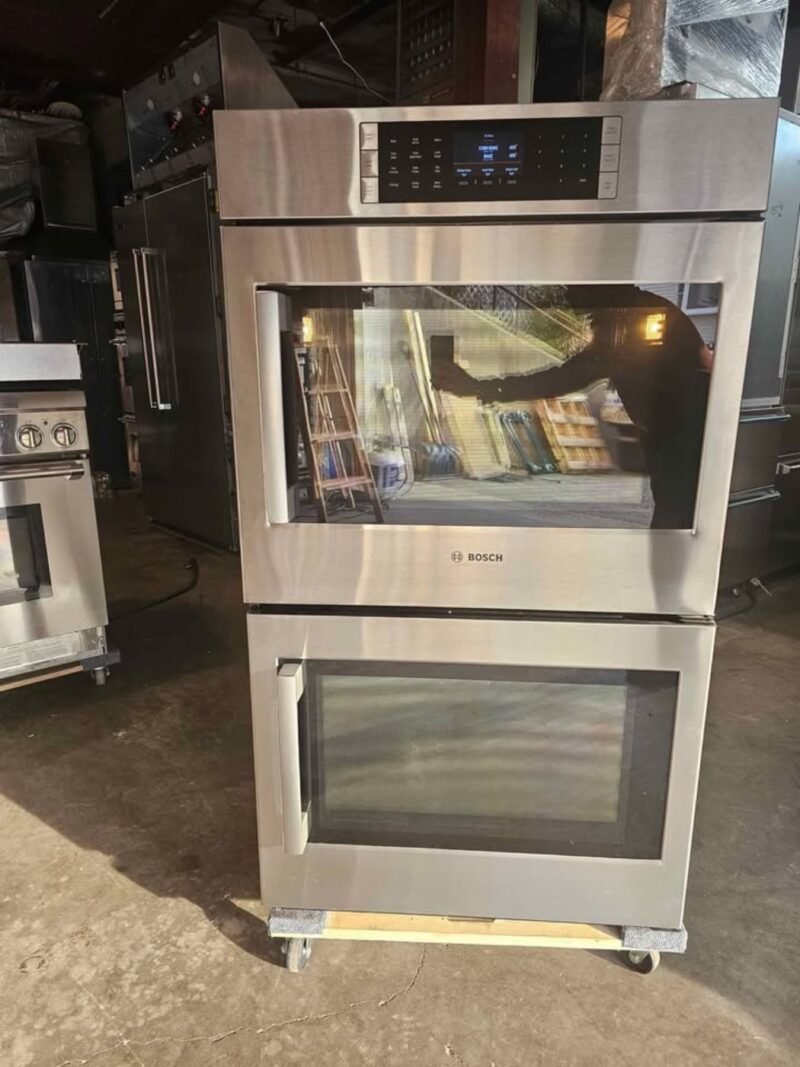 Like-New 2025 Bosch Benchmark Series Oven, Greenwich - Image 3