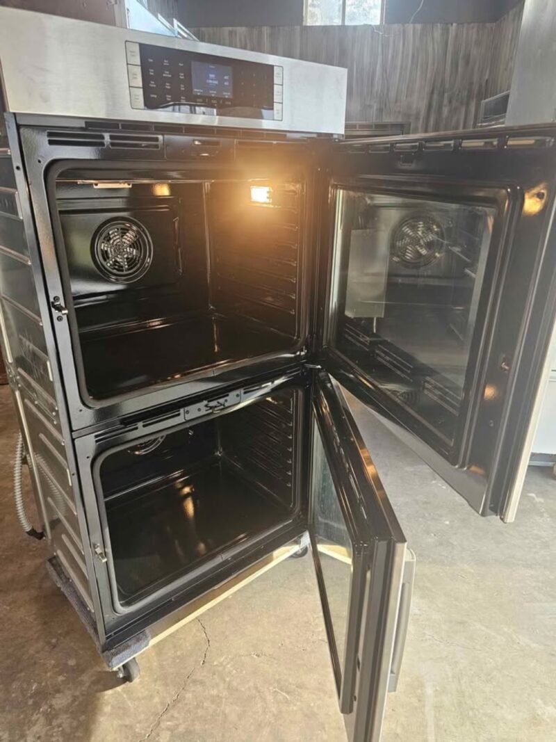 Like-New 2025 Bosch Benchmark Series Oven, Greenwich