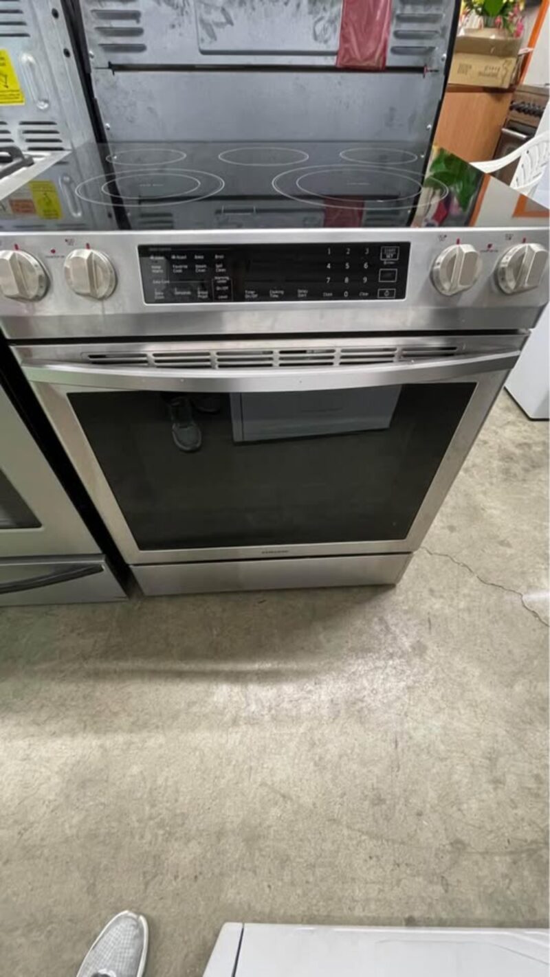 Lightly Used 2023 Samsung Electric Stove, Hanover NJ
