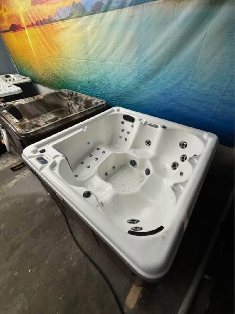 Hot Tub: (3-4 Person)