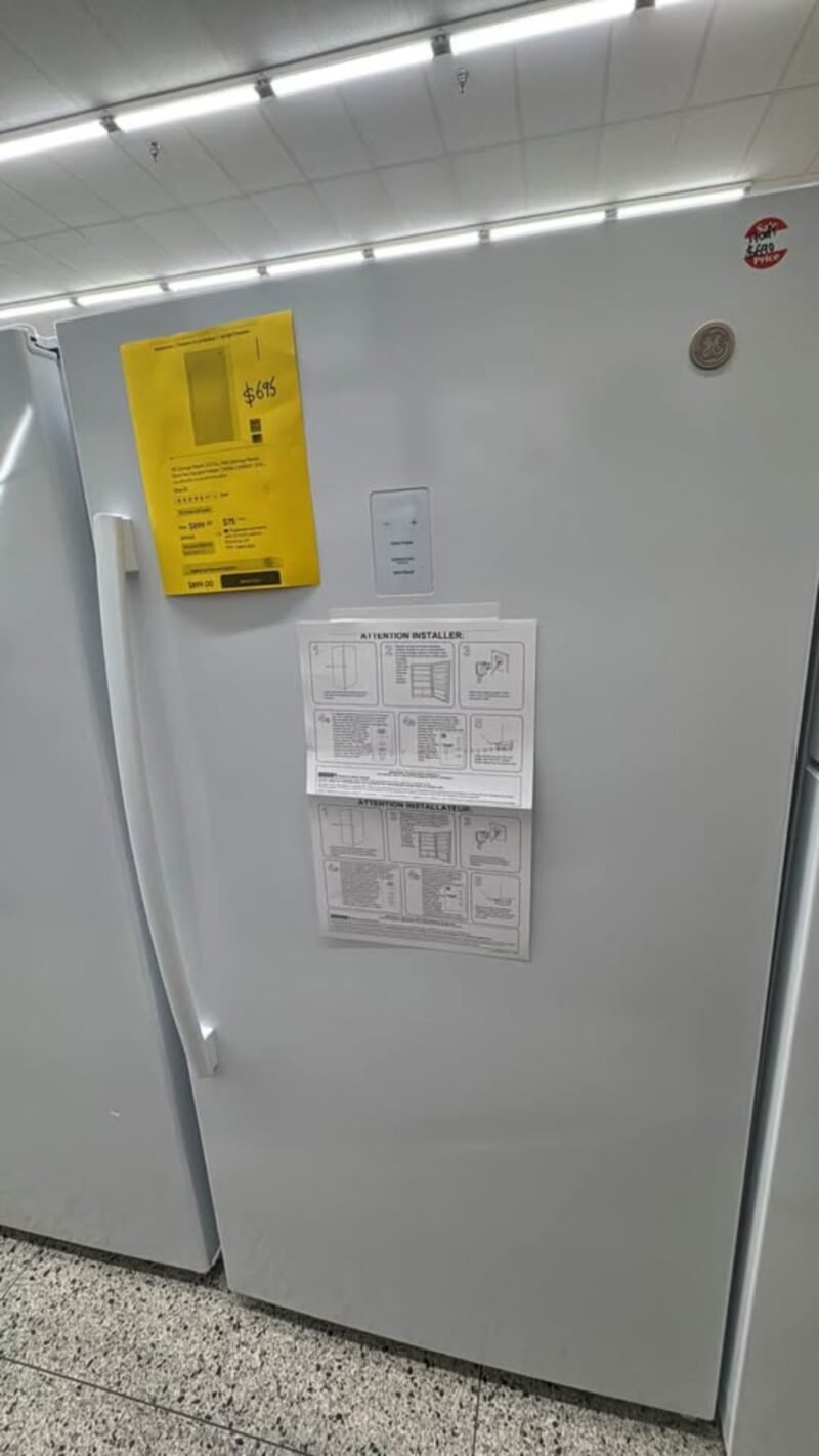 Like-New 2023 GE Refrigerator, Small 10-18 cu. ft., District Heights
